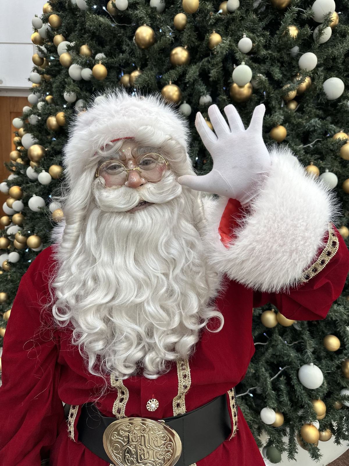Personaje de Papa Noel en experiencia inmersiva tematizada