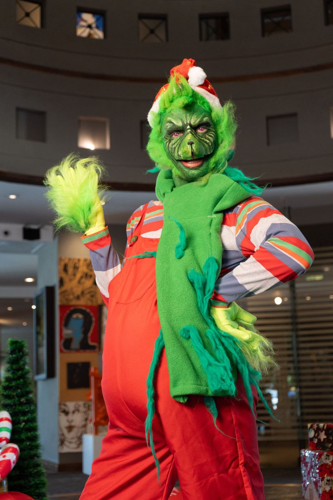 Personaje navideño verde en experiencia inmersiva