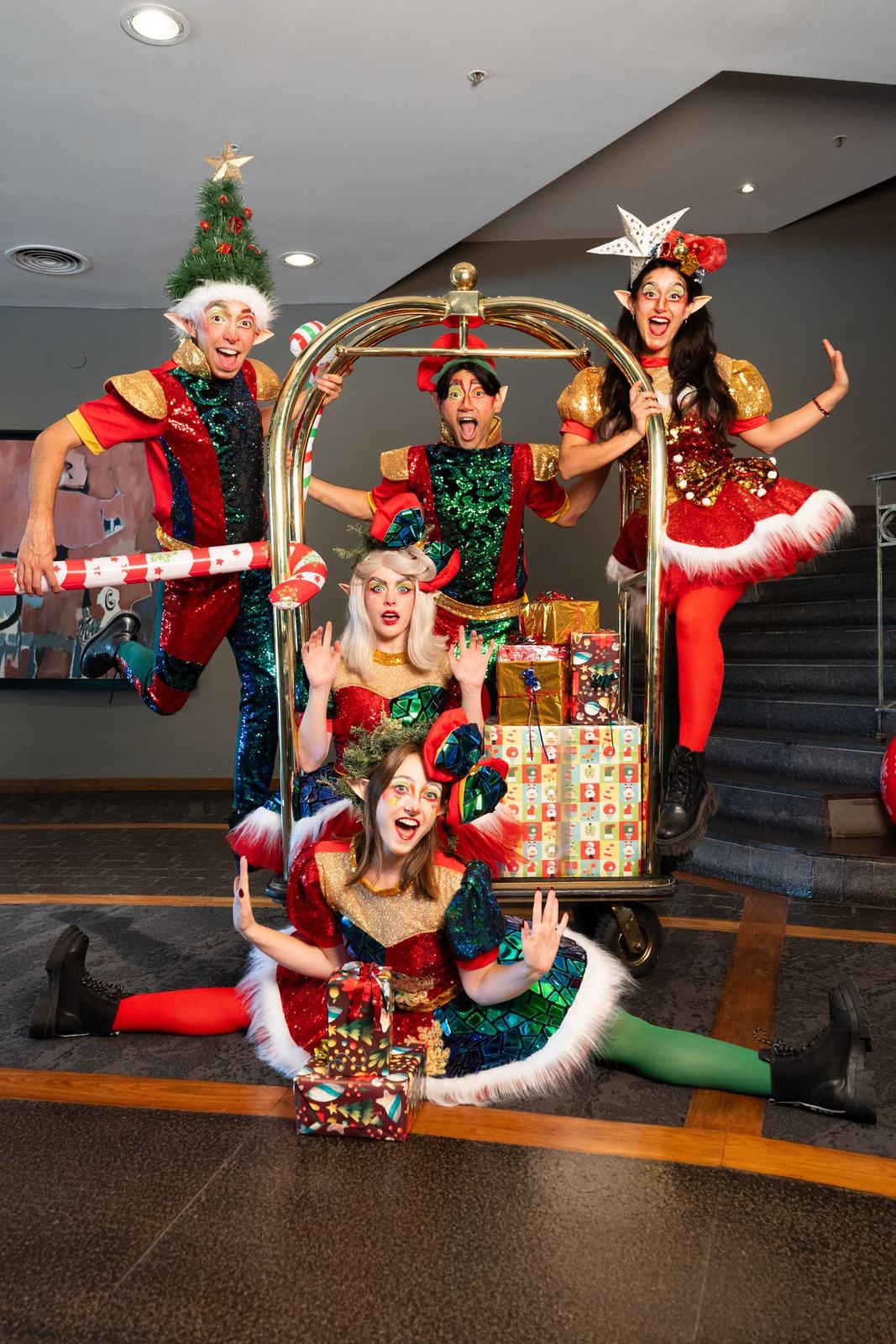 Elenco de personajes navideños en experiencia inmersiva