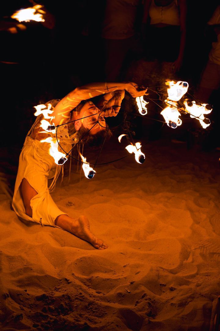 Performer de fuego en arena