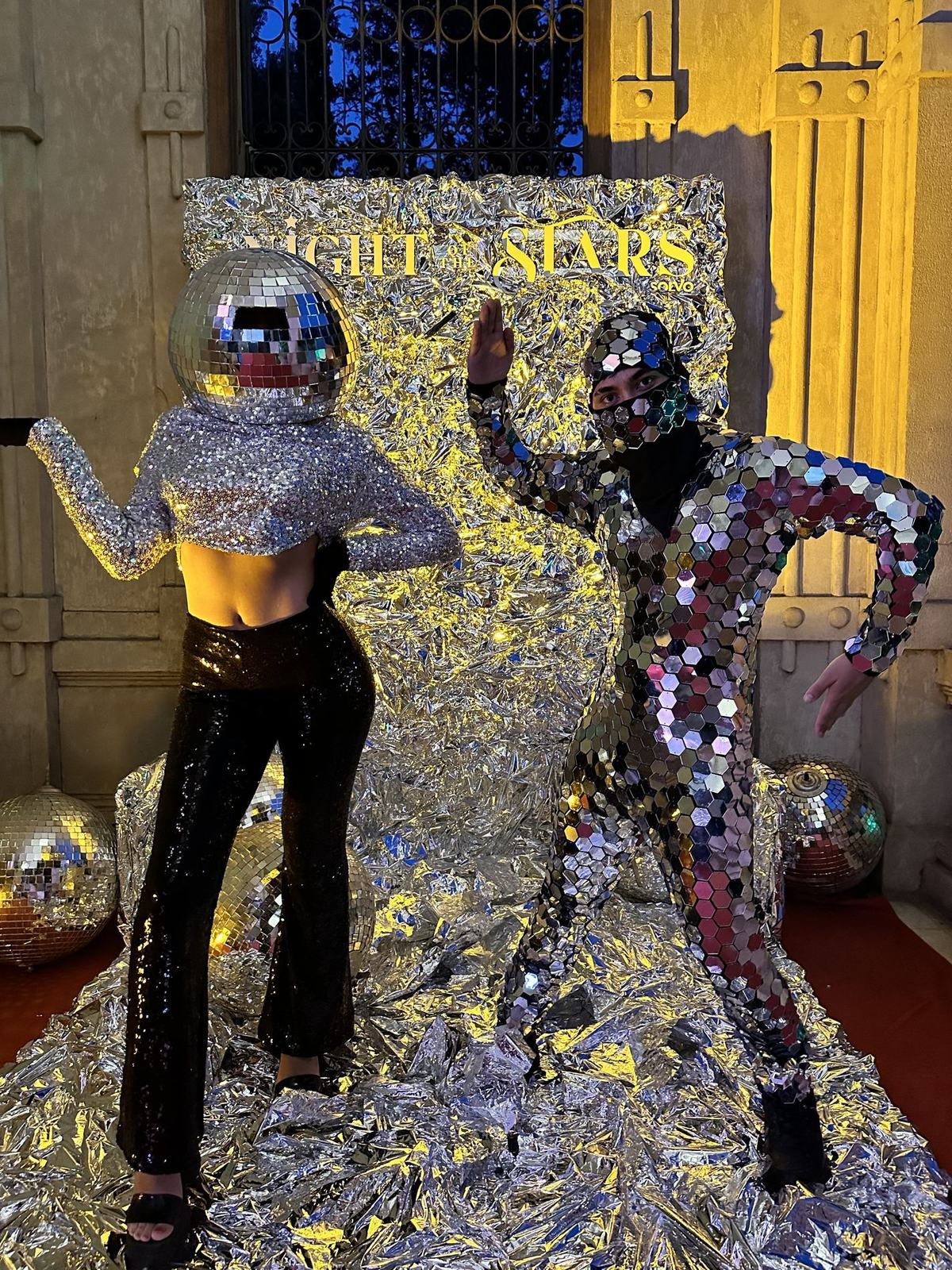 Performers con vestuario espejado en evento