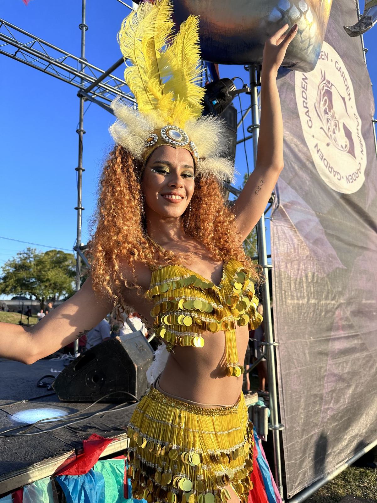 Performer en vivo con vestuario dorado