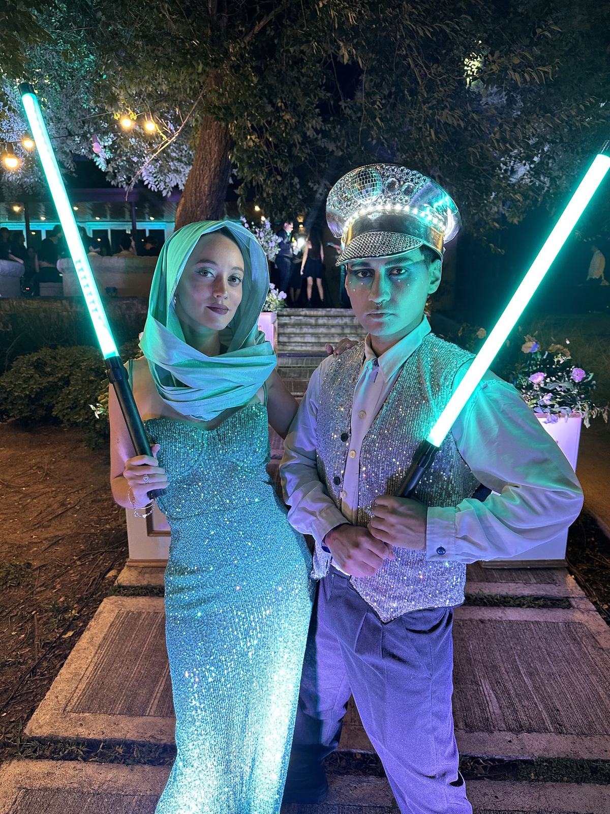 Performers de show en vivo con vestuario luminoso